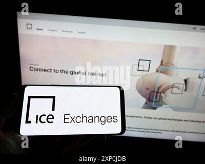 Stuttgart, Deutschland, 01-30-2022: Person, die ein Mobiltelefon mit dem Logo des US-amerikanischen Unternehmens Intercontinental Currency Exchange (ICE) auf dem Bildschirm hält Stockfoto