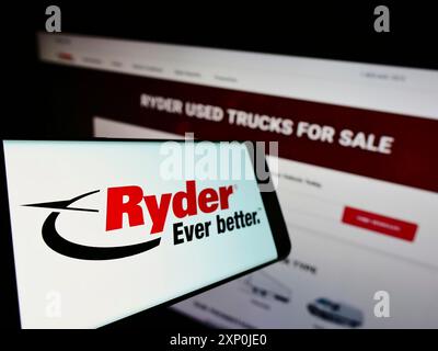 Stuttgart, Deutschland, 01-30-2022: Smartphone mit Logo des amerikanischen Transportunternehmens Ryder System Inc. Auf dem Bildschirm vor der Business-Website. Stockfoto