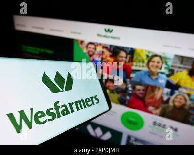 Stuttgart, Deutschland, 29.01.2022: Mobiltelefon mit Logo des australischen Konzerns Wesfarmers Limited auf dem Bildschirm vor der Website. Konzentrieren Sie sich auf Stockfoto