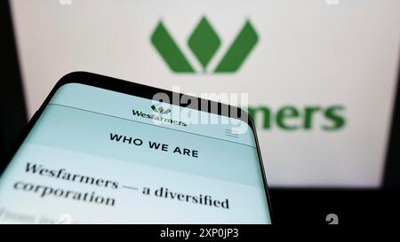 Stuttgart, Deutschland, 29.01.2022: Smartphone mit Website des australischen Konzerns Wesfarmers Limited auf dem Bildschirm vor dem Firmenlogo. Konzentrieren Sie sich auf Stockfoto