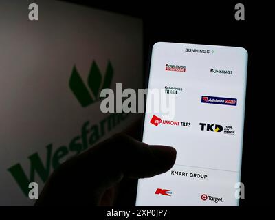 Stuttgart, Deutschland, 29.01.2022: Person, die ein Mobiltelefon hält, mit Webseite des australischen Konglomerats Wesfarmers Limited auf dem Bildschirm vor dem Logo. Fokus Stockfoto