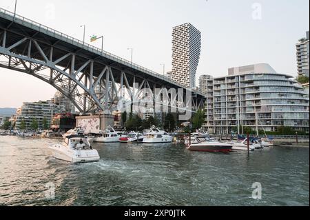 Vergnügungsboote und Yachten in False Creek mit Vancouver Wohnungstürmen im Hintergrund. Vancouver BC, Kanada. Stockfoto