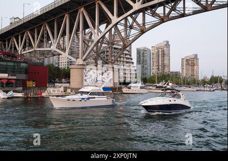 Vergnügungsboote und Yachten in False Creek mit Vancouver Wohnungstürmen im Hintergrund. Vancouver BC, Kanada. Stockfoto