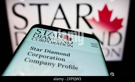Stuttgart, Deutschland, 23.01.2022: Mobiltelefon mit Webseite des kanadischen Bergbauunternehmens Star Diamond Corporation auf dem Bildschirm vor dem Logo. Konzentrieren Sie sich auf Stockfoto