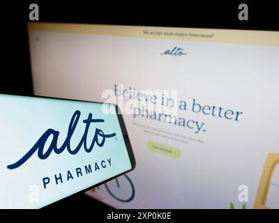 Stuttgart, Deutschland, 28.01.2022: Handy mit Logo des amerikanischen Telemedizin-Unternehmens Alto Pharmacy LLC auf dem Bildschirm vor der Website. Konzentrieren Sie sich auf Stockfoto