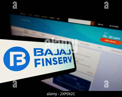 Stuttgart, 23. 01. 2022: Mobiltelefon mit Logo des indischen Finanzunternehmens Bajaj FinServ Limited auf dem Bildschirm vor der Website. Konzentrieren Sie sich auf Stockfoto