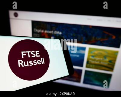 Stuttgart, Deutschland, 16.01.2022: Handy mit Logo der britischen Firma FTSE Russell (LSEG) auf dem Bildschirm vor der Business-Website. Konzentrieren Sie sich auf die Mitte von Stockfoto