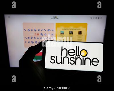 Stuttgart, Deutschland, 16.01.2022: Person, die ein Mobiltelefon hält, mit dem Logo der amerikanischen Firma BE Sunshine LLC (Hello Sunshine) vor dem Bildschirm Stockfoto