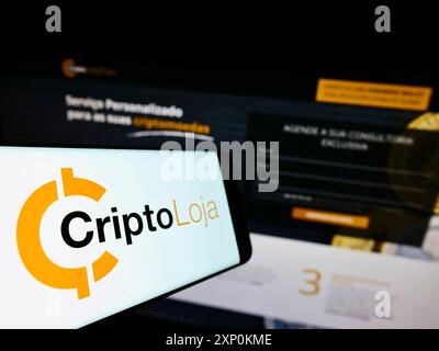 Stuttgart, Deutschland, 16.01.2022: Smartphone mit Logo des portugiesischen Unternehmens Smart Token Lda. (CriptoLoja) auf dem Bildschirm vor der Business-Website. Stockfoto