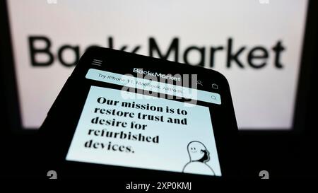 Stuttgart, Deutschland, 16.01.2022: Smartphone mit Webseite des französischen E-Commerce-Unternehmens Back Market (Jung SAS) auf dem Bildschirm vor dem Logo. Konzentrieren Sie sich auf Stockfoto