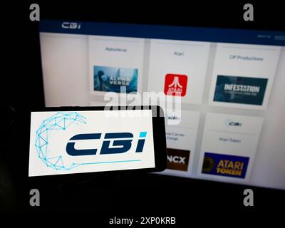 Stuttgart, Deutschland, 15.01.2022: Person, die ein Mobiltelefon mit dem Logo des französischen Unternehmens Crypto Blockchain Industries (CBI) auf dem Bildschirm hält Stockfoto