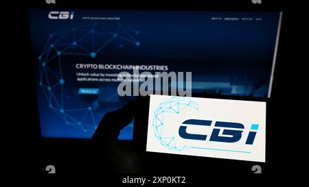 Stuttgart, Deutschland, 15.01.2022: Person, die ein Smartphone mit dem Logo des französischen Unternehmens Crypto Blockchain Industries (CBI) auf dem Bildschirm hält Stockfoto