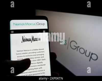 Stuttgart, Deutschland, 01.09.2022: Person, die ein Smartphone hält, mit Webseite des US-amerikanischen Einzelhandelsunternehmens Neiman Marcus Group Inc. Auf dem Bildschirm vor dem Logo. Stockfoto