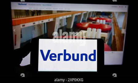 Stuttgart, Deutschland, 01.09.2022: Person, die ein Smartphone mit dem Logo des österreichischen Stromunternehmens Verbund AG auf dem Bildschirm vor der Website hält. Fokus Stockfoto