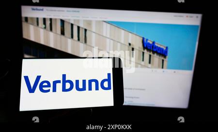 Stuttgart, Deutschland, 01.09.2022: Person mit Mobiltelefon mit Logo des österreichischen Stromunternehmens Verbund AG auf dem Bildschirm vor dem Business Web Stockfoto