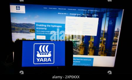 Stuttgart, Deutschland, 15.01.2022: Person mit Smartphone mit Logo des norwegischen Chemieunternehmens Yara International ASA auf dem Bildschirm Stockfoto