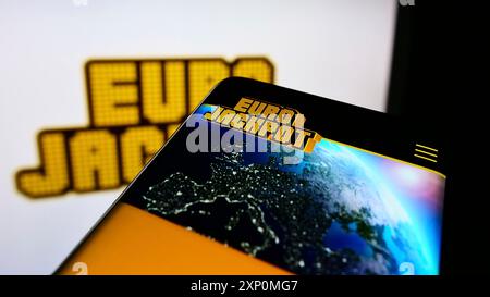 Stuttgart, Deutschland, 01-08-2022: Person, die ein Smartphone hält, mit Website der transnationalen europäischen Lotterie Eurojackpot auf dem Bildschirm vor dem Logo. Stockfoto