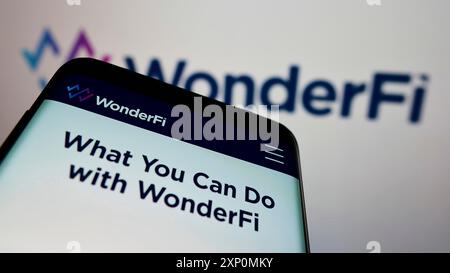 Stuttgart, Deutschland, 01.06.2022: Mobiltelefon mit Webseite des kanadischen Fintech-Unternehmens WonderFi Technologies Inc. Auf dem Bildschirm vor dem Logo. Konzentrieren Sie sich auf Stockfoto