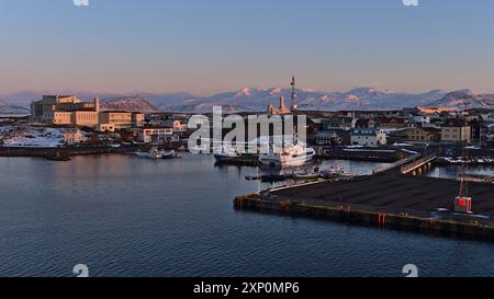 Stykkisholmur, Island, 03-30-2021: Wunderschöner Blick auf den Hafen des kleinen Fischerdorfes Stykkisholmur an der Küste des Breioafjoerour Fjords in der Stockfoto