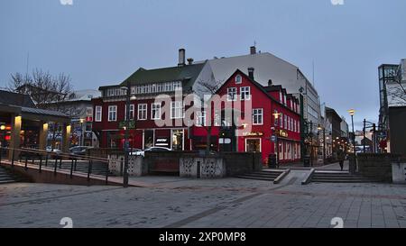 Reykjavik, Island, 28.03.2021: Blick auf den Ingolfstorg-Platz im Zentrum von Reykjavik, Hauptstadt Islands, am Abend mit Restaurants und Stockfoto