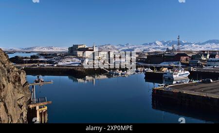 Stykkisholmur, Island, 03-30-2021: Schöner Blick auf den Hafen des kleinen Fischerdorfes Stykkisholmur an der Küste des Breioafjoerour Fjords Stockfoto