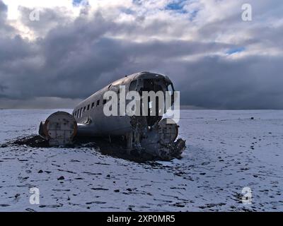 Solheimasandur, Island, 24.03.2021: Blick auf einsames Flugzeugwrack eines DC-3 (C-117) Flugzeuges am Solheimasandur Strand an der Südküste im Winter mit Stockfoto