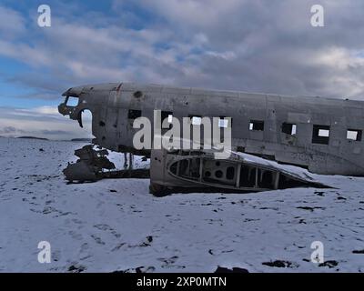 Solheimasandur, Island, 24.03.2021: Seitenansicht eines einsamen Flugzeugwracks eines DC-3 (C-117) Flugzeugs am Solheimasandur Strand an der Südküste in Stockfoto