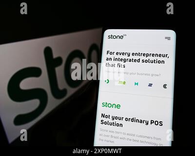 Stuttgart, Deutschland, 01-06-2022: Person, die ein Smartphone hält, mit Webseite des brasilianischen Fintech-Unternehmens Stone Company (StoneCo) auf dem Bildschirm mit Logo. Stockfoto