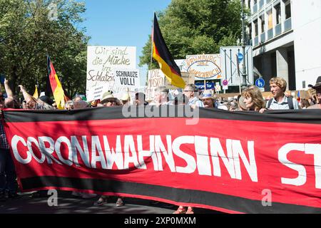 Demonstration in Berlin, Deutschland am 1,8.2020, Protest gegen Corona-Vorschriften, Straße 17. Juni, Brandenburger Tor Stockfoto