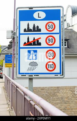 Luxemburgisches Straßenschild mit Geschwindigkeitsbegrenzungen, Grenzübergang zu den Benelux-Staaten, Verkehr und Verkehrsrecht an der Grenze Stockfoto