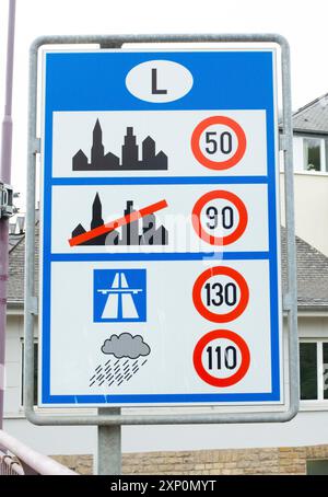 Luxemburgisches Straßenschild mit Geschwindigkeitsbegrenzungen, Grenzübergang zu den Benelux-Staaten, Verkehr und Verkehrsrecht an der Grenze Stockfoto