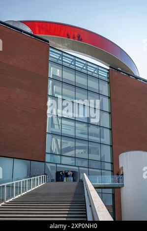 AROs Kunstmuseum in Aarhus, niedriger Blickwinkel, Menschen, die durch einen bunten Tunnel gehen, vertikale Aufnahme mit Treppe vor Stockfoto