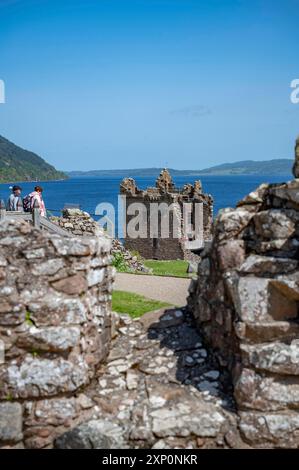 Urquhart Castle aus der Vogelperspektive mit touristischen Rundgängen, Loch Ness, Schottland, vertikale Aufnahme Stockfoto