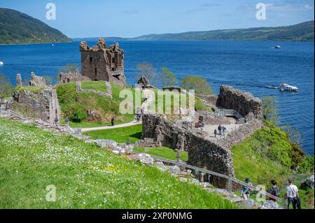 Urquhart Castle aus der Vogelperspektive mit vielen Touristenwanderungen, Loch Eness, Schottland, Großbritannien Stockfoto