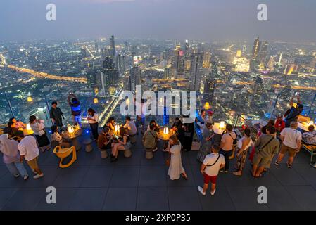 Blick auf die Wolkenkratzer der Skyline von Bangkok von der Aussichtsplattform des King Power Mahanakhon Gebäudes, Thailand Stockfoto