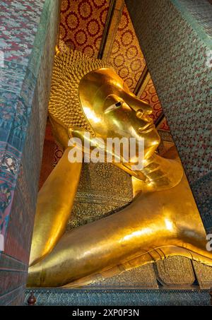 Nahaufnahme der liegenden Buddha-Statue, Wat Pho Complex, Bangkok, Thailand Stockfoto