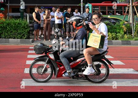 Roller Fußgänger überqueren Fußgänger Stockfoto