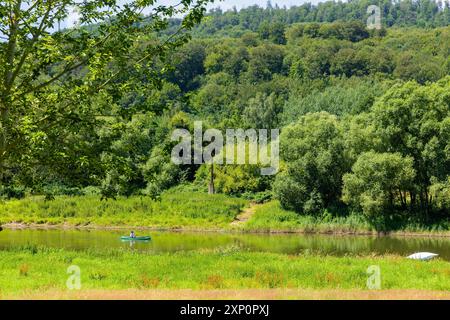 Kanufahrer auf der Weser bei Bursfelde, Landschaft, Hann. München, Niedersachsen, Deutschland Stockfoto