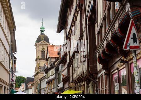 Altstadtkirche St. Michael und Creme-Spot-Tigerhaus, Göttinger Stadtbild, Göttingen, Niedersachsen, Deutschland Stockfoto