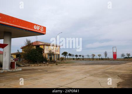 Verlassene Tankstelle, Elf, Kastilien-Leon, Spanien Stockfoto