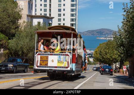 Die Straßenbahn mit der Oldtimer Holz-Straßenbahn bringt Sie in die Innenstadt von San Francisco Stockfoto