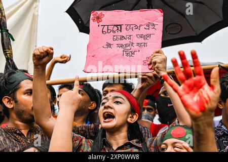 Ein Demonstrant hält ein Plakat und singt während eines demonstrationsmarsches Slogans. Bangladeschische Studenten, Lehrer, Menschenrechtsaktivisten und Kulturaktivisten nehmen an einem protestmarsch gegen Premierminister Scheich Hasina und ihre Regierung Teil, um Gerechtigkeit für mehr als 200 Menschen zu fordern, die bei den gewalttätigen Demonstrationen im letzten Monat über die staatlichen Arbeitsplatzquoten in Dhaka getötet wurden. Schüler, Lehrer, Menschenrechtsaktivisten und Kulturaktivisten aus Bangladesch nehmen an einem protestmarsch gegen Premierminister Scheich Hasina und ihre Regierung Teil, um Gerechtigkeit für mehr als 200 Menschen zu fordern, die im letzten Monat getötet wurden. Stockfoto