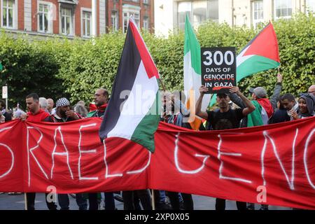 Dublin, Irland. August 2024. Die Demonstranten halten während der Demonstration ein Banner und Fahnen. In Dublin wurde friedlich ein propalästinensischer Protest abgehalten. Eine große Menge marschierte vom Leinster House zum GPO, um gegen 300 Tage israelische Angriffe auf Gaza zu protestieren. Es wurden Forderungen an die irische Regierung gerichtet, dem, was Israel dem palästinensischen Volk tut, ein Ende zu bereiten. Quelle: SOPA Images Limited/Alamy Live News Stockfoto