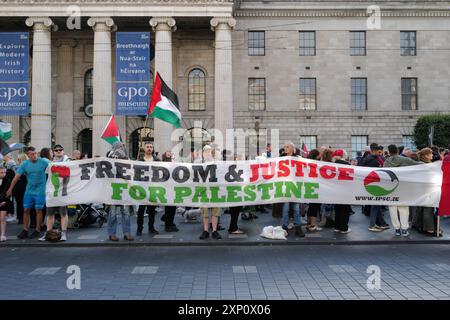 Dublin, Irland. August 2024. Die Demonstranten halten während der Demonstration ein Banner und Fahnen. In Dublin wurde friedlich ein propalästinensischer Protest abgehalten. Eine große Menge marschierte vom Leinster House zum GPO, um gegen 300 Tage israelische Angriffe auf Gaza zu protestieren. Es wurden Forderungen an die irische Regierung gerichtet, dem, was Israel dem palästinensischen Volk tut, ein Ende zu bereiten. Quelle: SOPA Images Limited/Alamy Live News Stockfoto