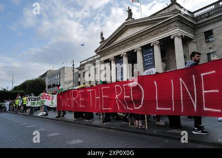 Dublin, Irland. August 2024. Die Demonstranten halten während der Demonstration Banner. In Dublin wurde friedlich ein propalästinensischer Protest abgehalten. Eine große Menge marschierte vom Leinster House zum GPO, um gegen 300 Tage israelische Angriffe auf Gaza zu protestieren. Es wurden Forderungen an die irische Regierung gerichtet, dem, was Israel dem palästinensischen Volk tut, ein Ende zu bereiten. Quelle: SOPA Images Limited/Alamy Live News Stockfoto