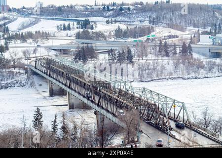 Die 1898-1900 erbaute Low Level Bridge überspannte den North Saskatchewan River in Edmonton, Alberta, Kanada Stockfoto