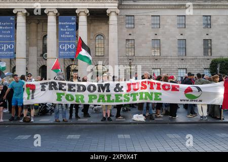 Dublin, Irland. August 2024. Die Demonstranten halten während der Demonstration ein Banner und Fahnen. In Dublin wurde friedlich ein propalästinensischer Protest abgehalten. Eine große Menge marschierte vom Leinster House zum GPO, um gegen 300 Tage israelische Angriffe auf Gaza zu protestieren. Es wurden Forderungen an die irische Regierung gerichtet, dem, was Israel dem palästinensischen Volk tut, ein Ende zu bereiten. (Foto: Liam Cleary/SOPA Images/SIPA USA) Credit: SIPA USA/Alamy Live News Stockfoto