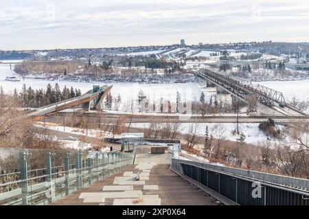 Edmonton Winterlandschaft von der Funicular Promenade Bridge mit Blick auf den Frederick G Todd Lookout in Edmonton, Alberta, Kanada Stockfoto