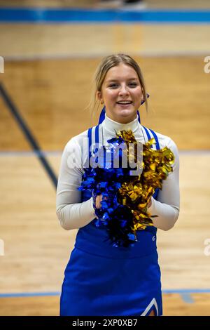 Eine Cheerleaderin der Blackhawk Christian High School ermutigt ihr Team während eines Basketballspiels in der Lakewood Park Christian School in der Nähe von Auburn, Indiana, USA. Stockfoto