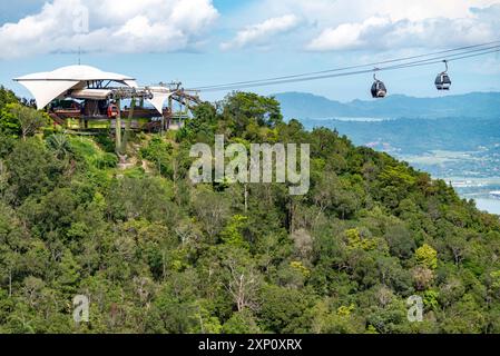 Hoch über die bewaldeten Gipfel des Mat Cincang, dem zweithöchsten Berg in Langkawi, einem wichtigen Touristenziel, mit fantastischer Aussicht über die Stockfoto